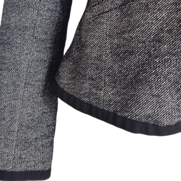 Trina Turk Tweed Jacket Blazer Gray Black Three Buttons Fitted Wool Silk Size 8 - Picture 6 of 12
